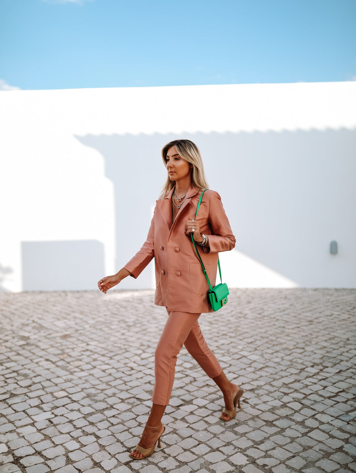 Traje Menice
