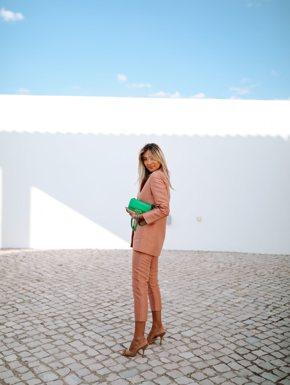 Traje Menice